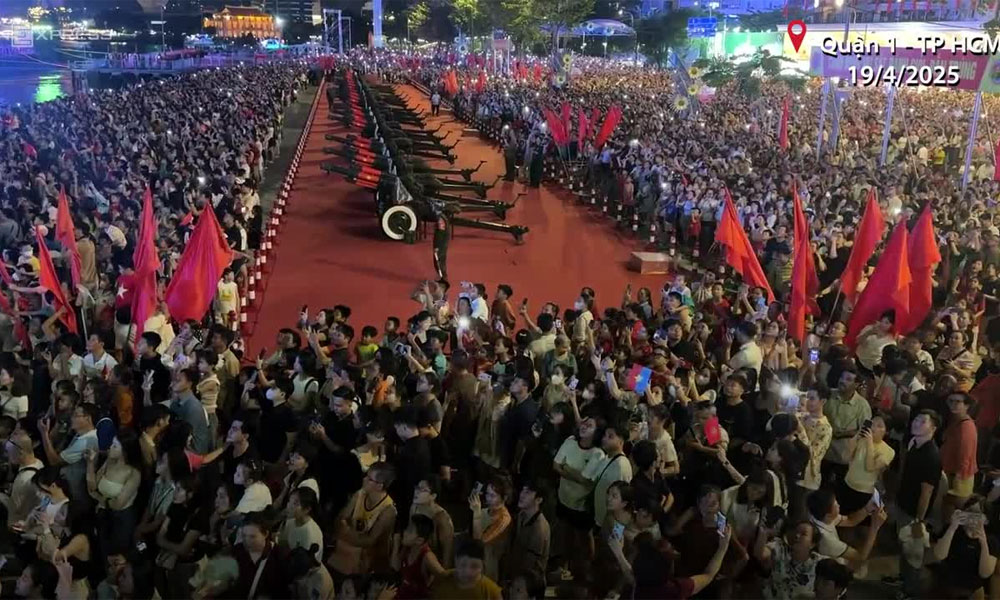 Biển người xem pháo hoa tại Bến Bạch Đằng